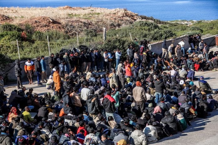 Η ΕΕ ανοίγει τον δρόμο για κέντρα απέλασης σε τρίτες χώρες